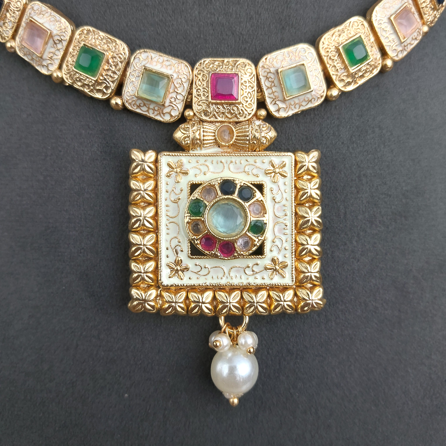 Elegant Mina Polki Set: A Stunning Addition to Your Jewelry Collection